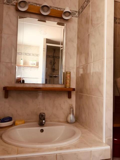 Votre Sejour A Sanary Dans Bas De Villa Avec Terrasse Vegetalisee Et Abritee Exposition Est Sud Ouest A 400M Du Centre Ville En Zone Pietonne Ou Tout Peut Se Faire A Pied Санари-сюр-Мер Экстерьер фото