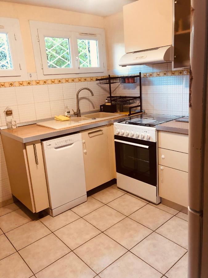 Votre Sejour A Sanary Dans Bas De Villa Avec Terrasse Vegetalisee Et Abritee Exposition Est Sud Ouest A 400M Du Centre Ville En Zone Pietonne Ou Tout Peut Se Faire A Pied Санари-сюр-Мер Экстерьер фото